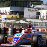 Luca Engstler präsentierte seinen Formel 4-Rennwagen